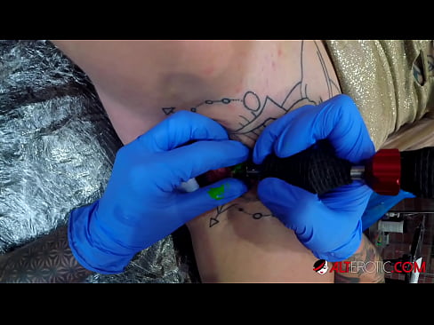 ❤️ Keçika pir tattookirî Sully Savage tattooek li ser klîtorê xwe kir. ❤️ Vîdyoyê qijk  li ku.tubeporno.xyz ❌